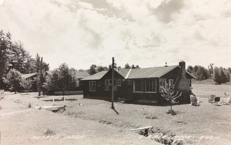 Muzzys Lodge (Muzzys Airport) - Vintage Postcard (newer photo)